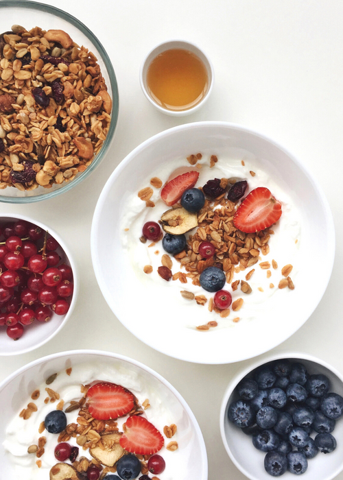 granola with yogurt and berries